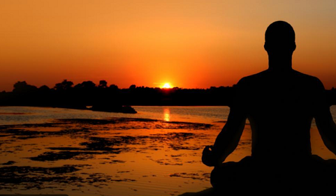 자연에서 명상중인 인물 이미지 자연에서 명상중인 인물 이미지