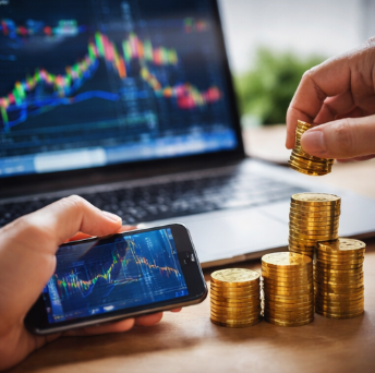 주식 차트 화면과 금화가 쌓여 있는 모습으로 분할매수 전략과 투자 수익 개념을 설명하는 이미지