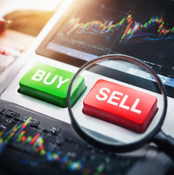 주식 차트와 매수·매도 버튼을 확대해 분할매도 타이밍과 수익 실현 전략을 강조한 이미지