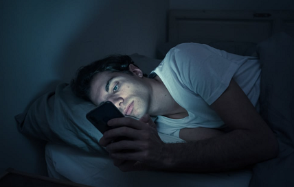 수면 부족으로 침대에서 피곤해하는 남성의 모습 4️⃣ 수면 부족으로 침대에서 피곤해하는 남성의 모습
4️⃣