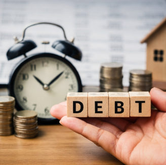 저울과 재무 서류로 균형을 상징하는 장면 저울과 재무 서류로 균형을 상징하는 장면