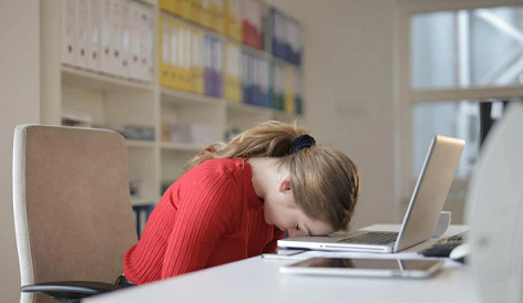 만성피로로 지친 직장인이 책상에 엎드려 있는 모습 만성피로로 지친 직장인이 책상에 엎드려 있는 모습