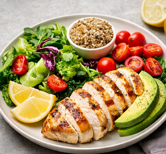 다이어트 식단 균형 잡힌 닭가슴살 샐러드 구성