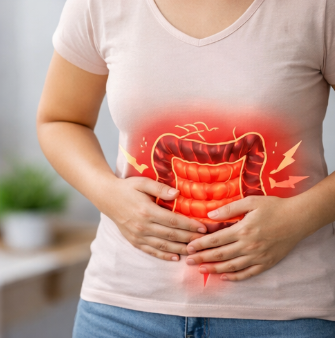 복부 통증을 느끼며 배를 잡고 있는 과민성 대장 증후군 환자