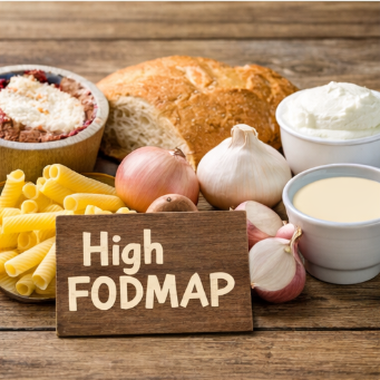 양파, 마늘, 빵 등 High FODMAP 식품이 놓인 테이블