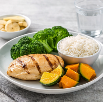 저포드맵 식단의 예시인 닭가슴살, 쌀, 채소 식사
